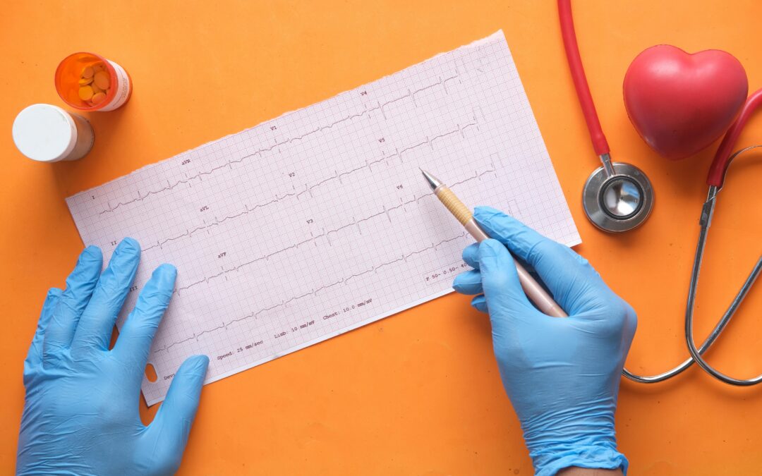 cardiopédiatre analysant un électrocardiogramme chez un enfant ayant des palpitations
